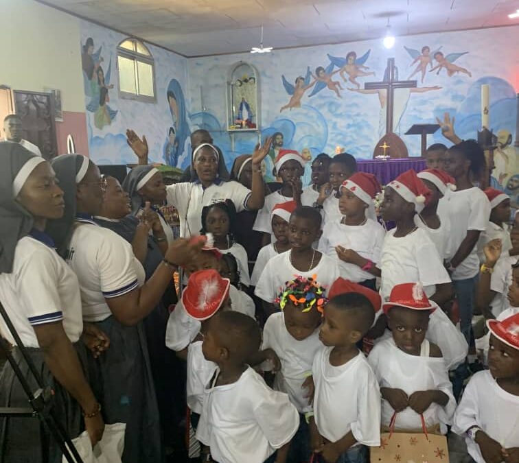 DOUALA: REMISE DES CADEAUX AUX ORPHELINS ET DEMUNIS LE 25 DECEMBRE 2024